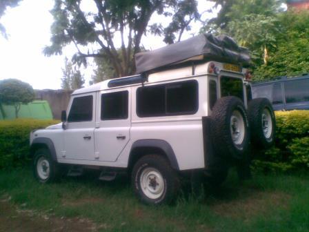 4x4-Kenya Land Rover Defender with rooftop tent
